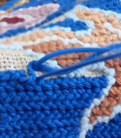 Close-up of the Arraiolos stitch, needle and wool on canvas
